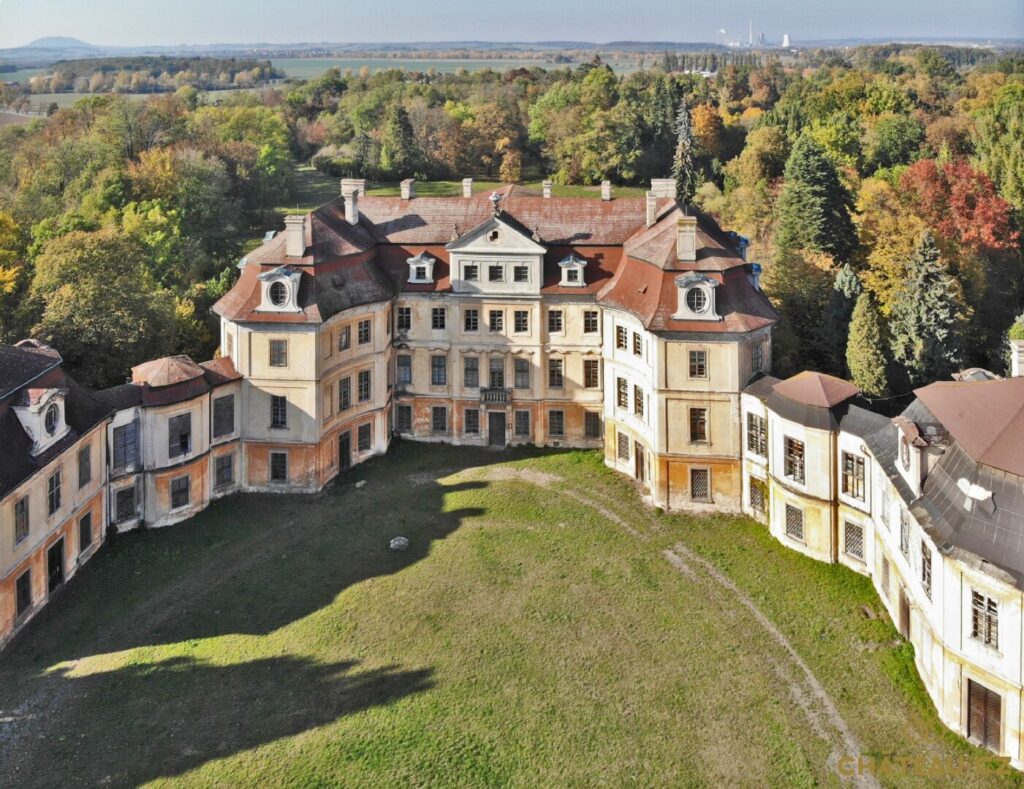 Abandoned Hořín Chateau | History of this place its stunning.