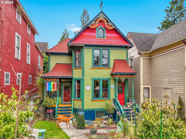 River and mountain views! C. 1900 in Oregon. $452,288.