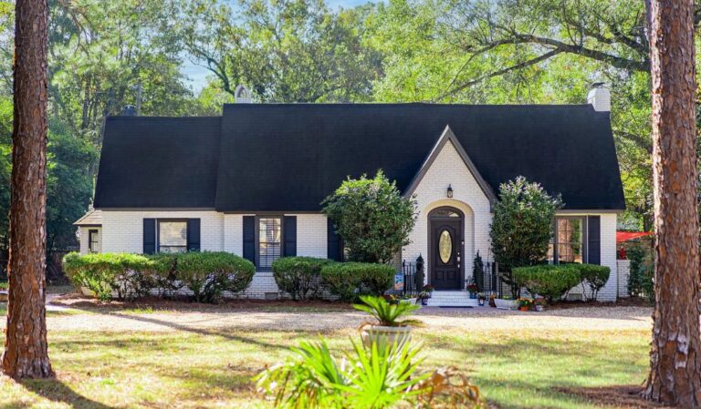 Under the oaks! Historic Rawson Circle in Georgia. $269,900.