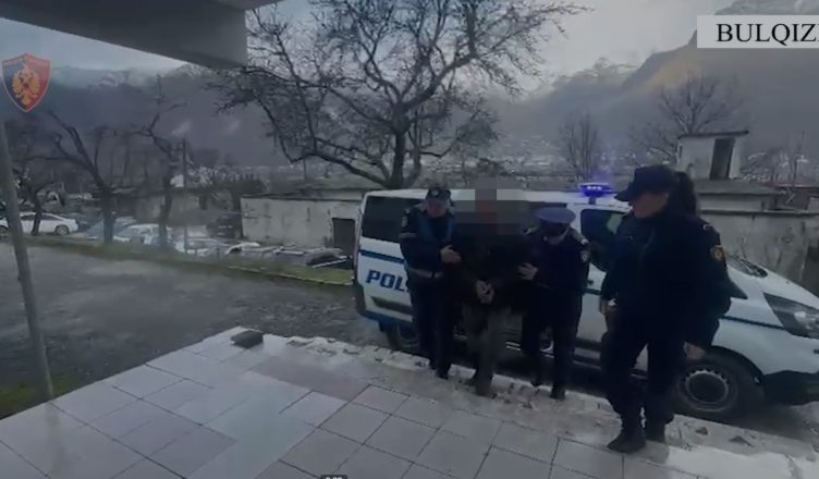 E rëndë në vend, babai plagos me thikë djalin, arrestohet nga policia