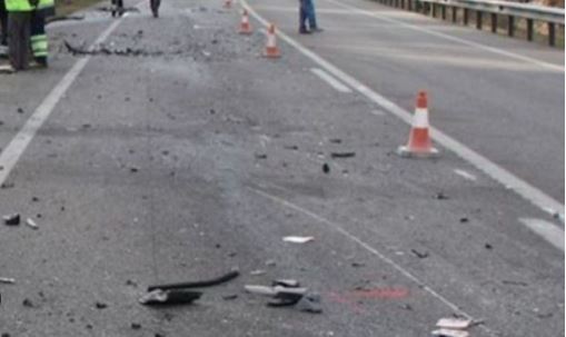 I riu përplaset me 3 automjete në autostradën Milot-Morinë, plagoset vetë dhe 2 pasagjerët që udhëtonin me të!