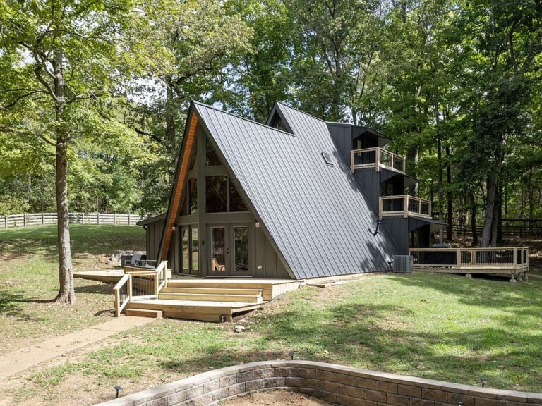 Pretty loft and private decks! C. 1989 in Maury County. $672,400.
