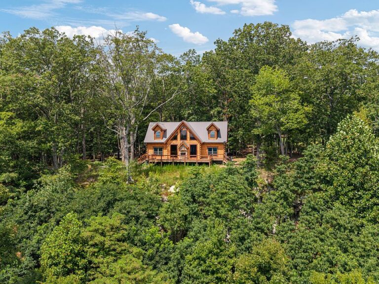 Breathtaking bluff views!! New construction log home on nearly 3 acres in Tennessee. $715,000.