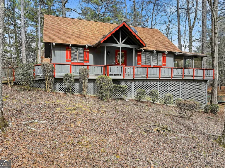 Beautiful lake views! Great getaway spot! C. 1973 in Pine Mountain. $179,000.