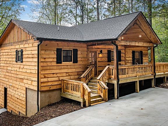 Great mountain getaway! Resort living on 1.13 acres in GA. $577,777