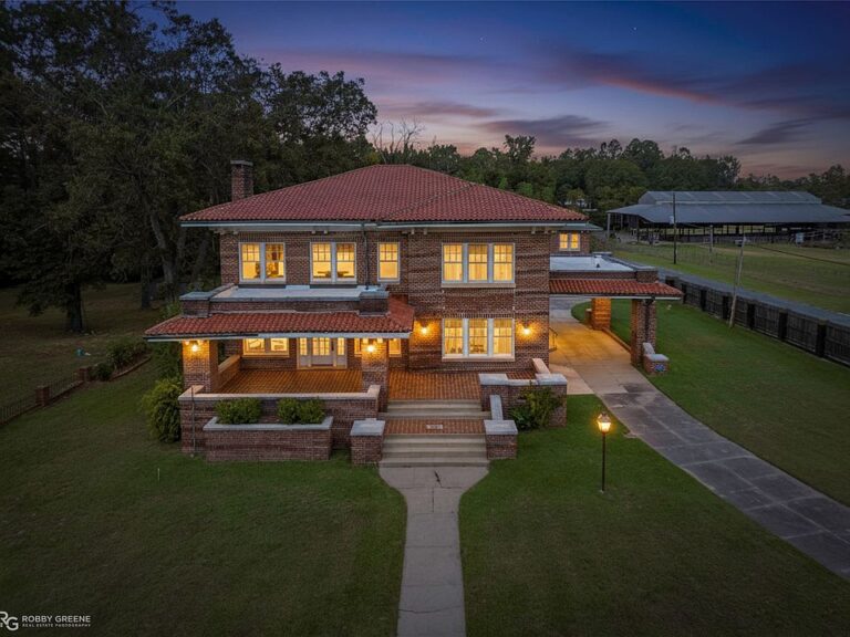 Check out the staircase!! Massive 1925 estate in Louisiana. $265,000.
