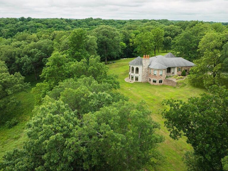 Waterfront Paradise! Over 163 acres of recreational bliss in Illinois. $1,800,000.