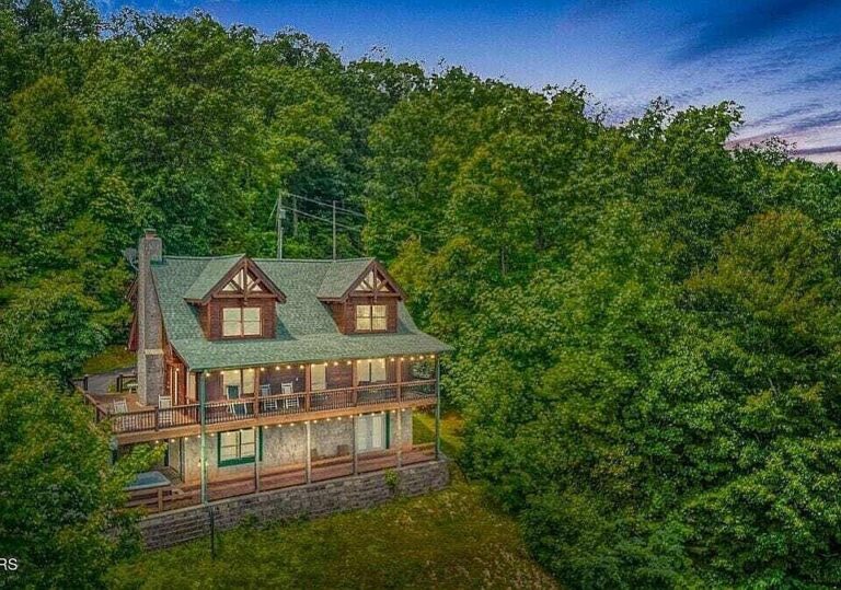Stunning Mountain Views! Luxury log cabin in Tennessee. $1,200,000.