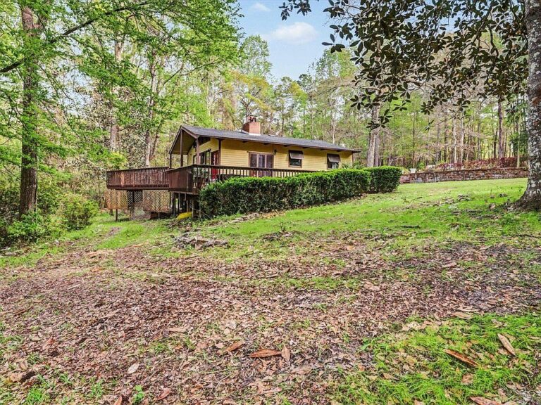 Beautiful vaulted ceilings! Over 3 acres in Tallahassee. $375,000.