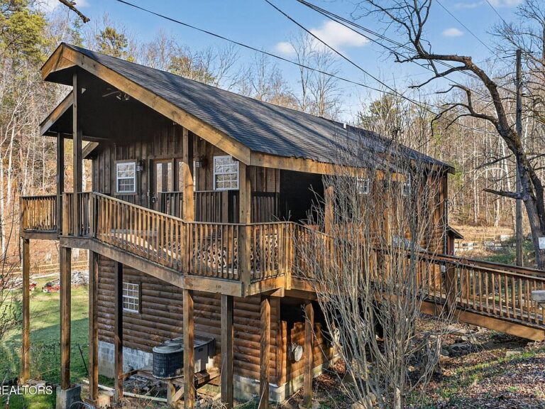 Rustic charm and mountain views! 1.2 acres in Tennessee. $199,900.