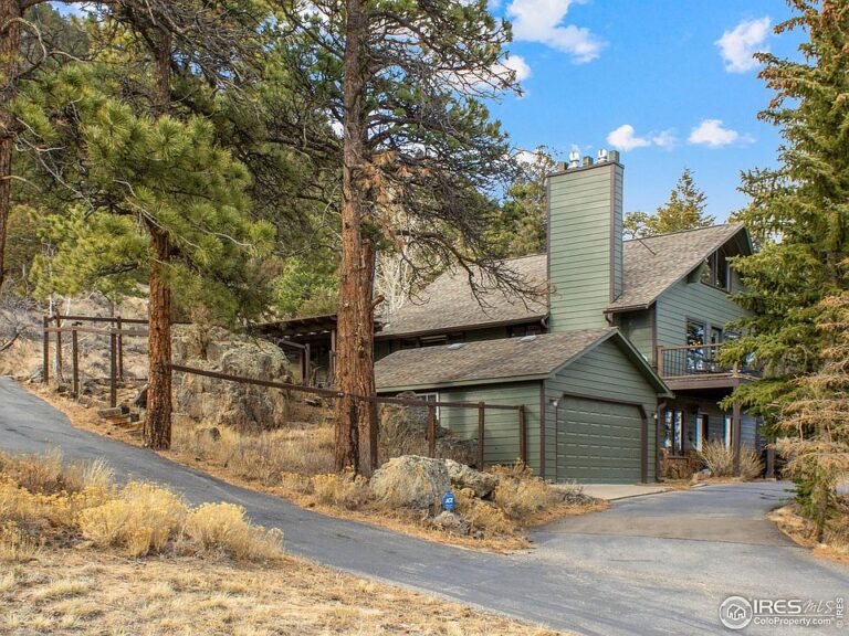 Dramatic ceilings and mountain views! C. 1967 in Colorado. $1,100,000.