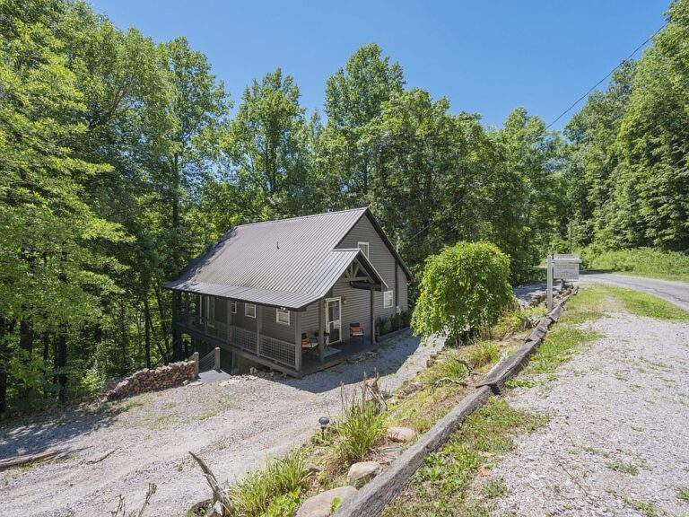 Peaceful lake views! Fully furnished retreat in Tennessee. $499,000.