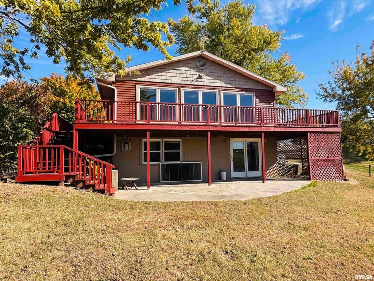 Breathtaking lake views! Private dock and lift in Illinois. $263,000.