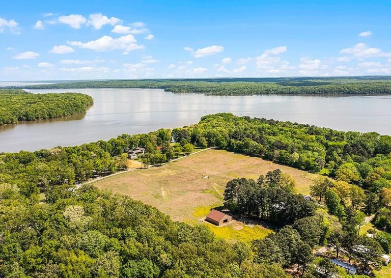 Walking distance to the water! Rustic 1977 charm in Tennessee. $255,000.