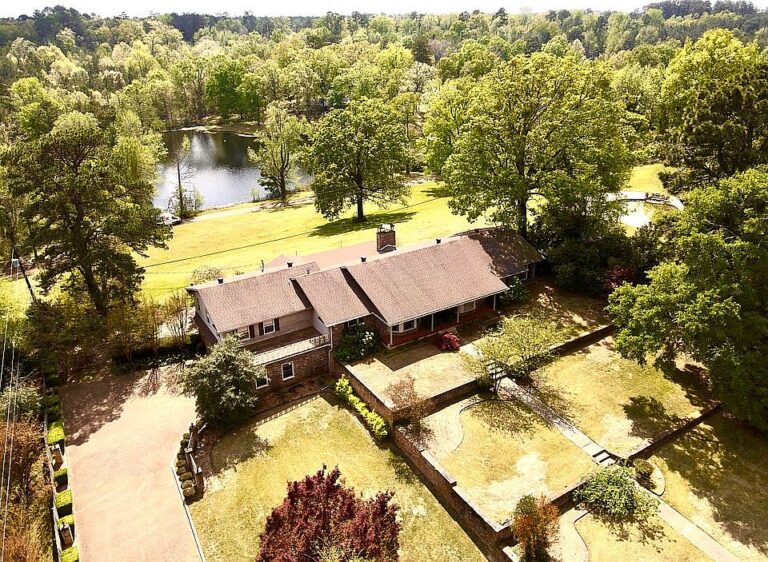 Overlooking the water! Custom 1960s estate on 3 acres in Arkansas. $479,000.