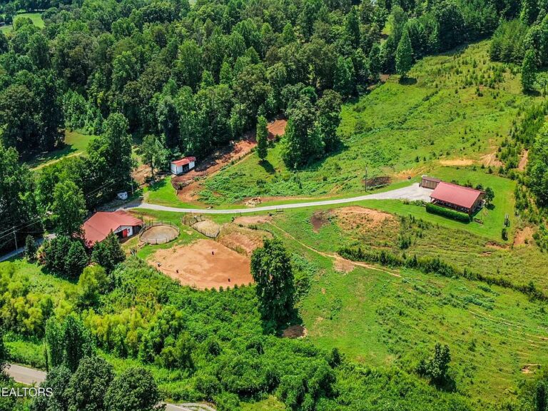 Beautiful riding arena! Ranch home and guest house in Tennessee. $785,000.