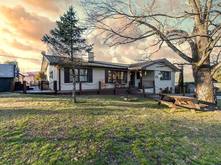 Great business opportunity! Turnkey event venue and farm in Tennessee. $3,995,000.