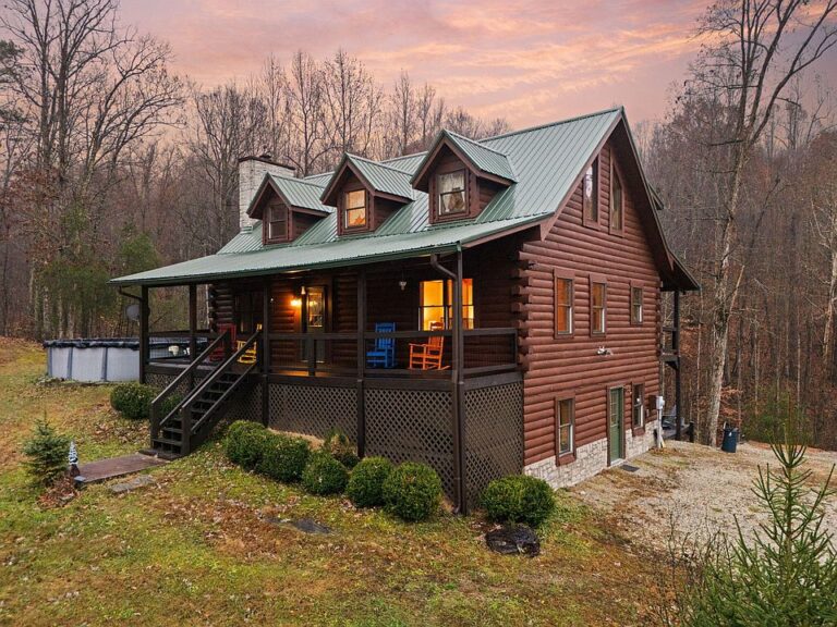 Mountain views and a massive porch! Under an acre in Kentucky. $685,000