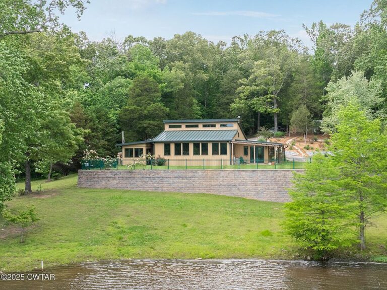 Private lakefront retreat! 11 secluded acres in Tennessee. $598,000.