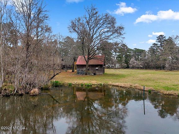 Pretty timber mantels! C. 1977 horse-ready estate in Georgia