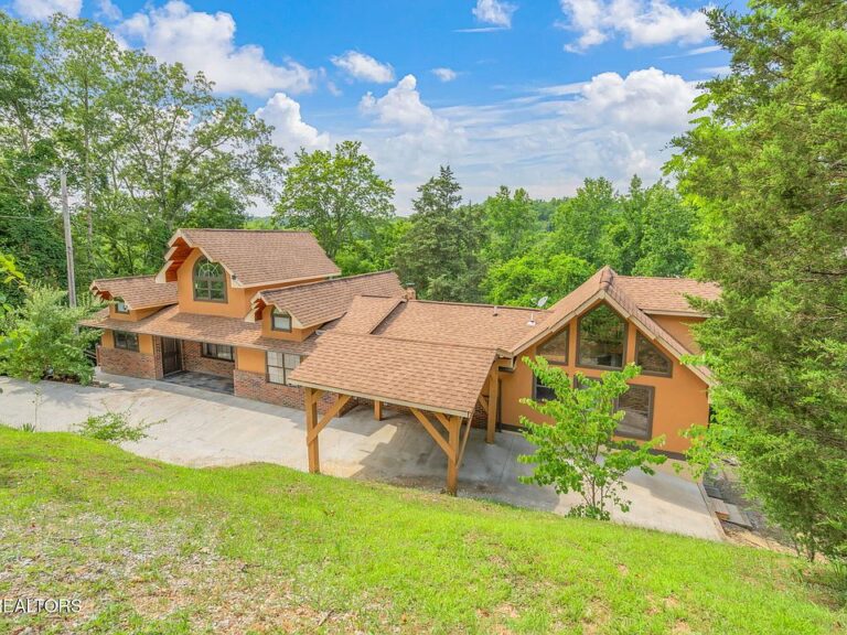Great getaway spot! Income-producing retreat in TN. $599,000.