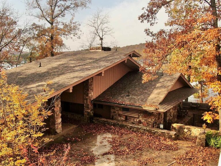 Wide-open lake views! Stunning waterfront home in Arkansas. $450,000.