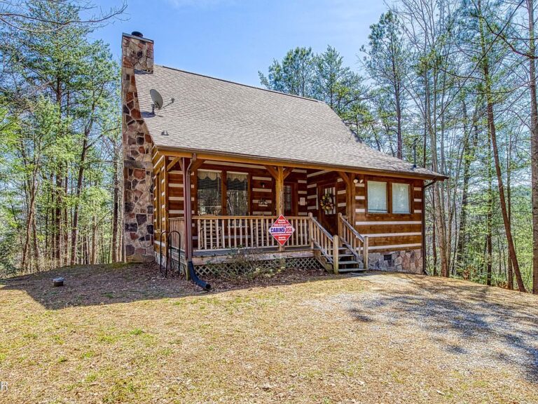 Beautiful mountain views! Authentic log cabin in Tennessee. $439,900.