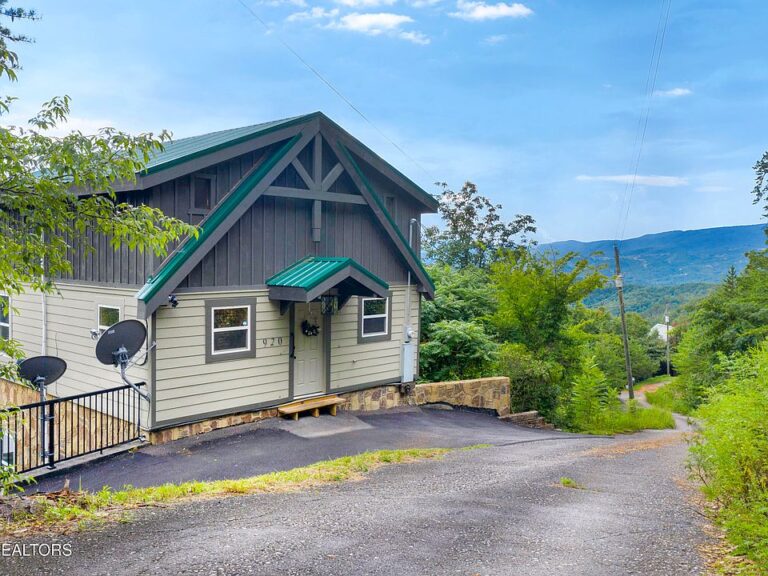 Breathtaking views! Modern cabin on an acre in Tennessee. $849,900.