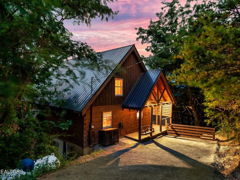 Stunning mountain views and a brand-new pool! Over half an acre in Tennessee. $900,000.