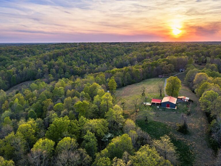 Pretty creek and party barn! Over 91 acres in Tennessee. $760,000.