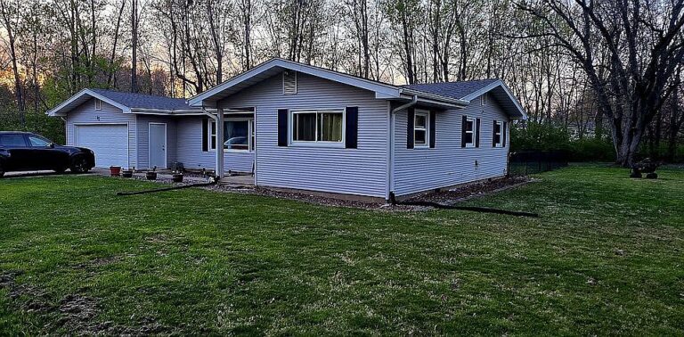 Beautiful creek views! Remodeled ranch on nearly an acre in Illinois. $160,000.