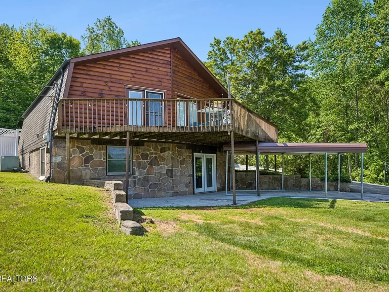 Check out that pool! 3+ gorgeous acres with a barn in Tennessee. $612,000.