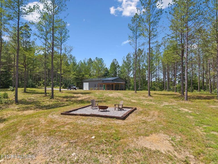 Mountain views and 42 acres! New cabin in Tennessee. $499,900.