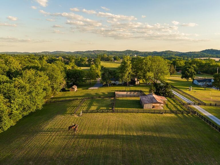 Stunning interior details! C. 1976 horse estate in Tennessee. $3,400,000.