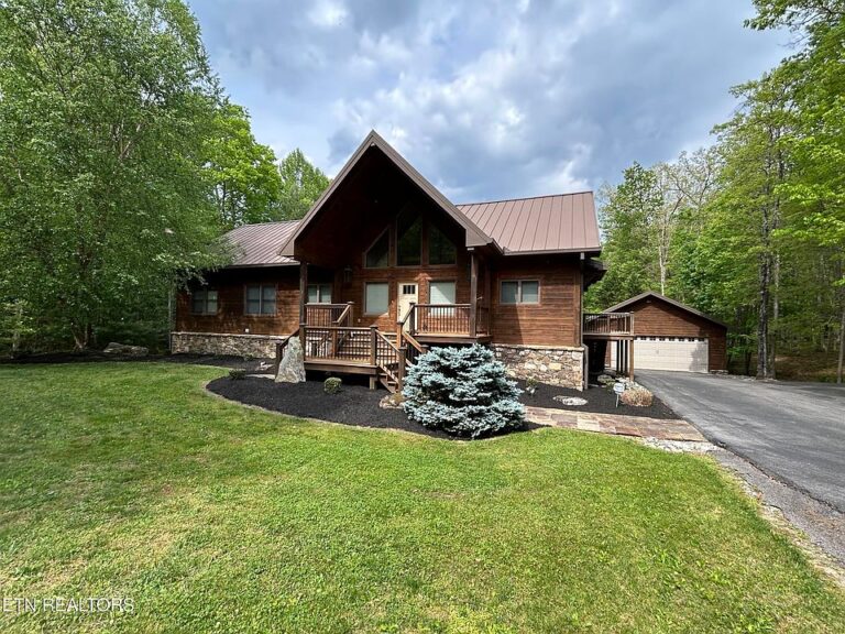 Check out the ceilings!! Log home on over an acre in Tennessee. $859,000.