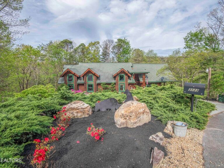 Check out the ceilings!! Custom log cabin on 1.72 acres in Tennessee. $925,000.