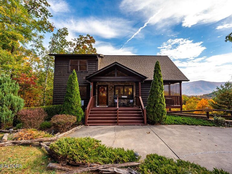 Check out those views!! Over 3,200 sqft log cabin in Sevierville. $919,000.