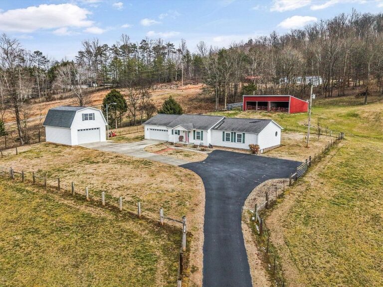 Check out the garage!! Over 6 level acres in Tennessee. $600,000.