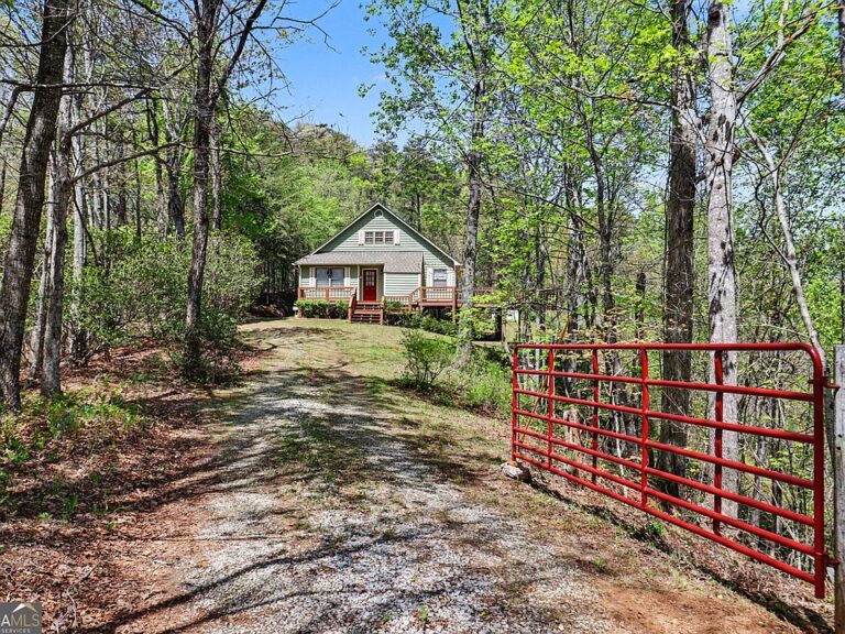 Stunning mountain views! Move-in ready cottage in Georgia. $459,000.