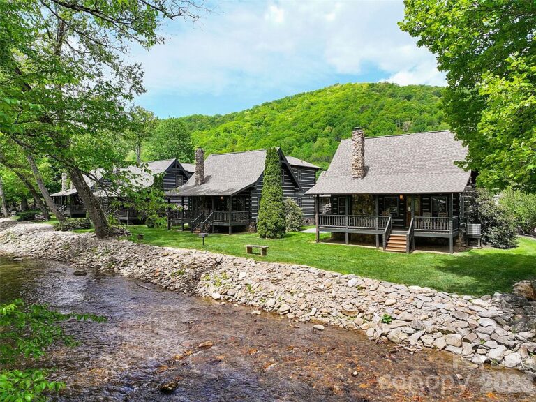 Check out those views! Modern cozy retreat in North Carolina. $519,000.