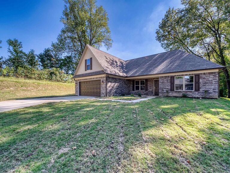 Beautiful new floors! Brand new ranch in Tennessee. $299,400.