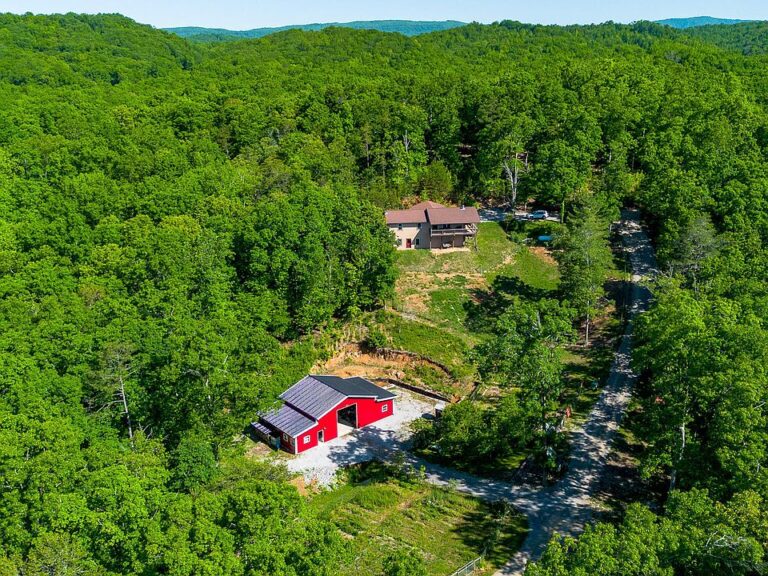 Private 19-acre retreat! Traditional home in Tennessee. $510,000.