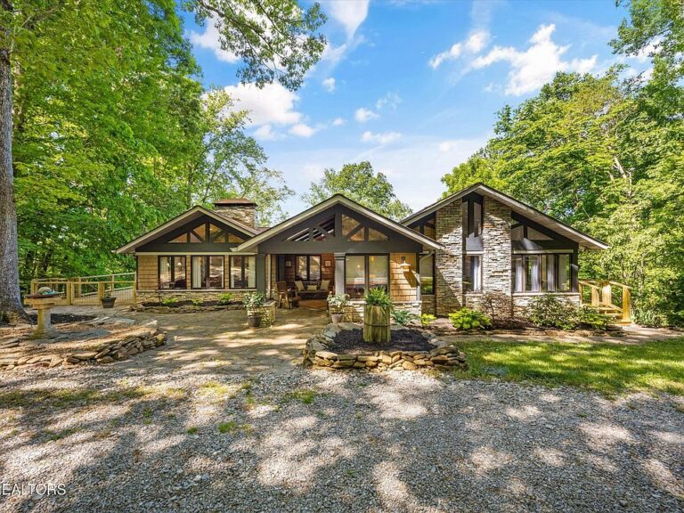 Check out the shoreline!! Over 15 riverfront acres in Tennessee. $1,599,000.
