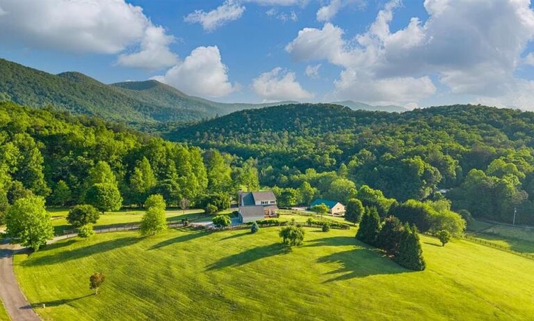 Check out the barn! 8-acre horse farm in Georgia. $989,900.