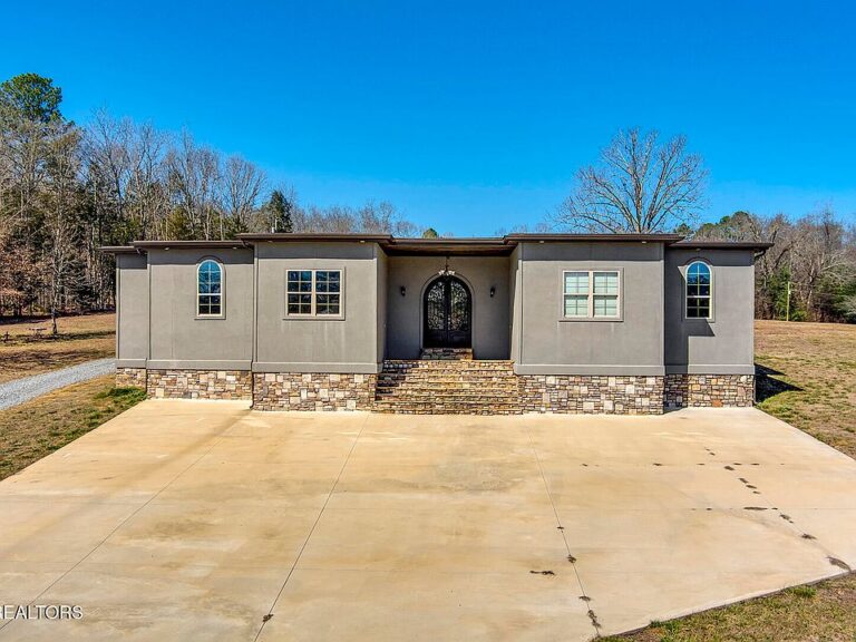 Check out the outdoor kitchen!! Over 5 acres in Tennessee. $975,000.