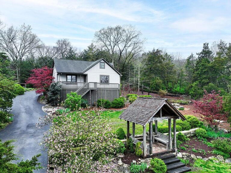 Incredible views and setting! C. 1991 in Tennessee. $2,699,000.