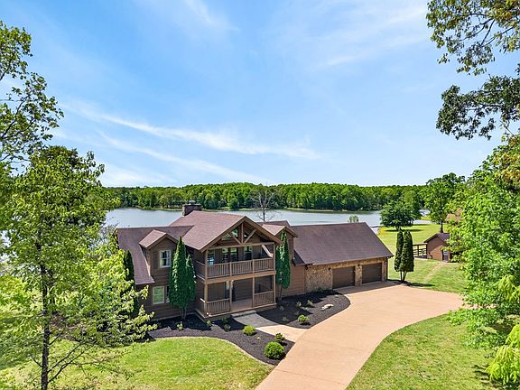 Check out the ceilings!! Beautiful lakefront log home in Tennessee. $790,000.